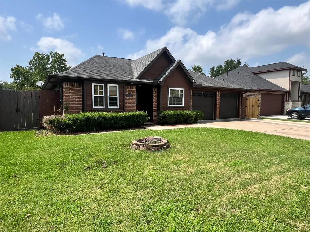 11730 Alamo Drive La Porte, TX 77571