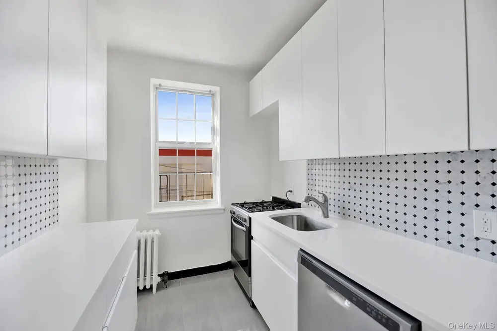 1 Ash place #2L Great Neck Plaza, NY 11021