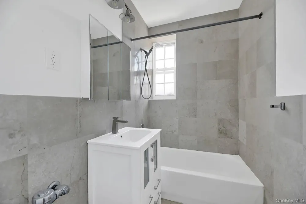 1 Ash place #2L Great Neck Plaza, NY 11021