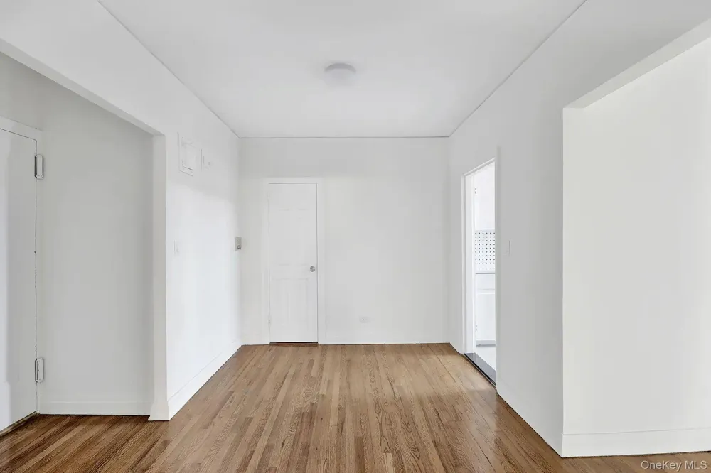 1 Ash place #2L Great Neck Plaza, NY 11021