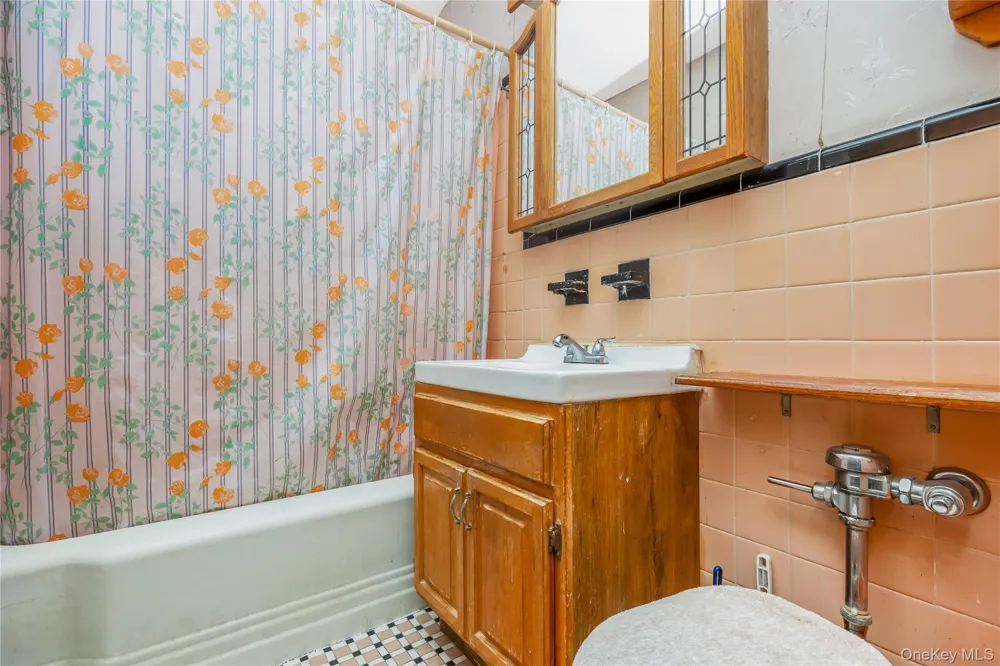 5615 196th Street Fresh Meadows, NY 11365