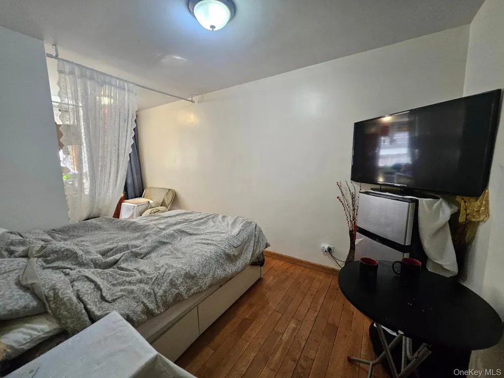 43-43 kissena Blvd #402 Flushing, NY 11355