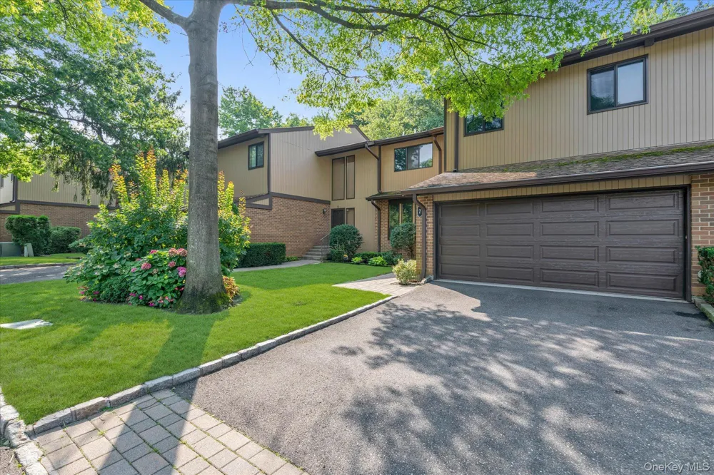 7 Wimbledon Drive Roslyn, NY 11576