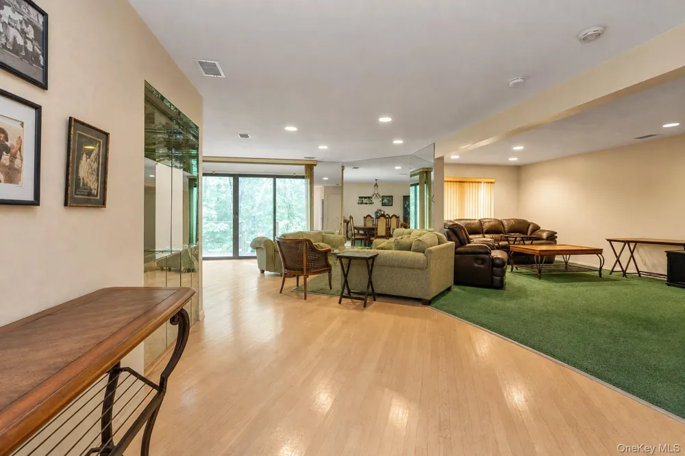 7 Wimbledon Drive Roslyn, NY 11576