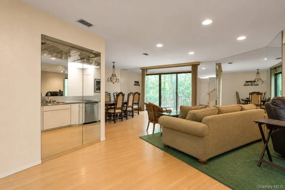 7 Wimbledon Drive Roslyn, NY 11576