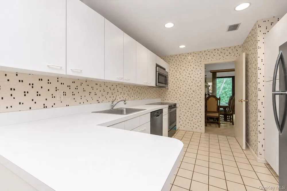 7 Wimbledon Drive Roslyn, NY 11576