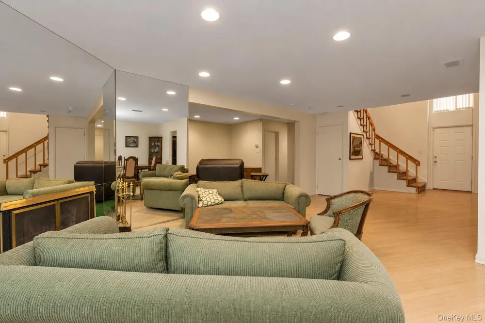7 Wimbledon Drive Roslyn, NY 11576