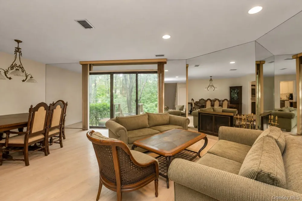 7 Wimbledon Drive Roslyn, NY 11576