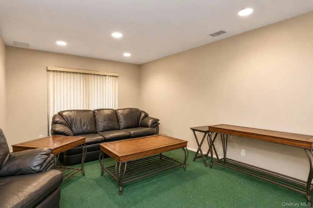 7 Wimbledon Drive Roslyn, NY 11576