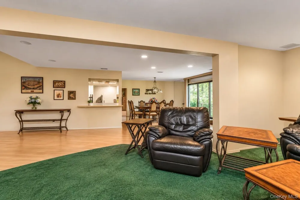 7 Wimbledon Drive Roslyn, NY 11576
