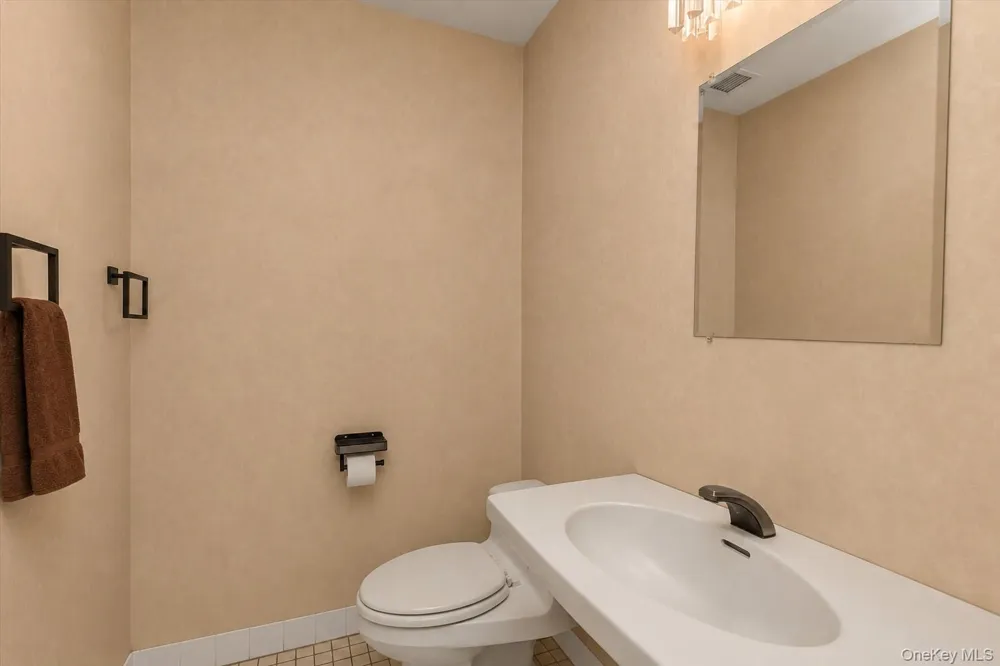 7 Wimbledon Drive Roslyn, NY 11576