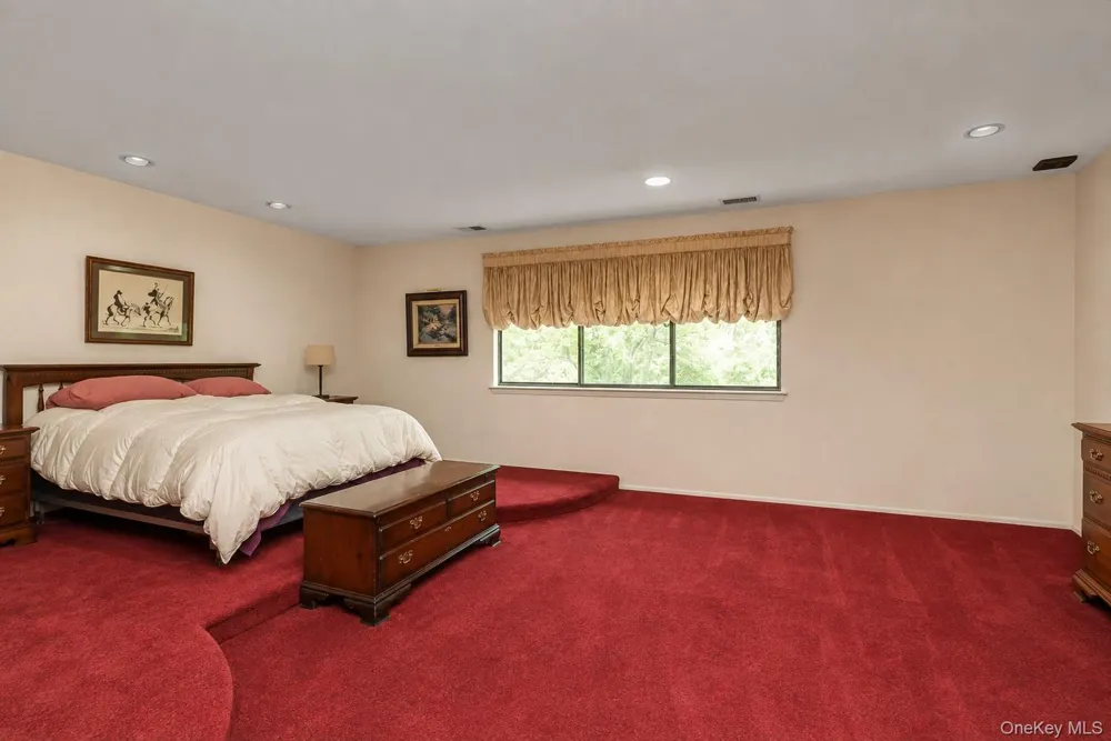 7 Wimbledon Drive Roslyn, NY 11576