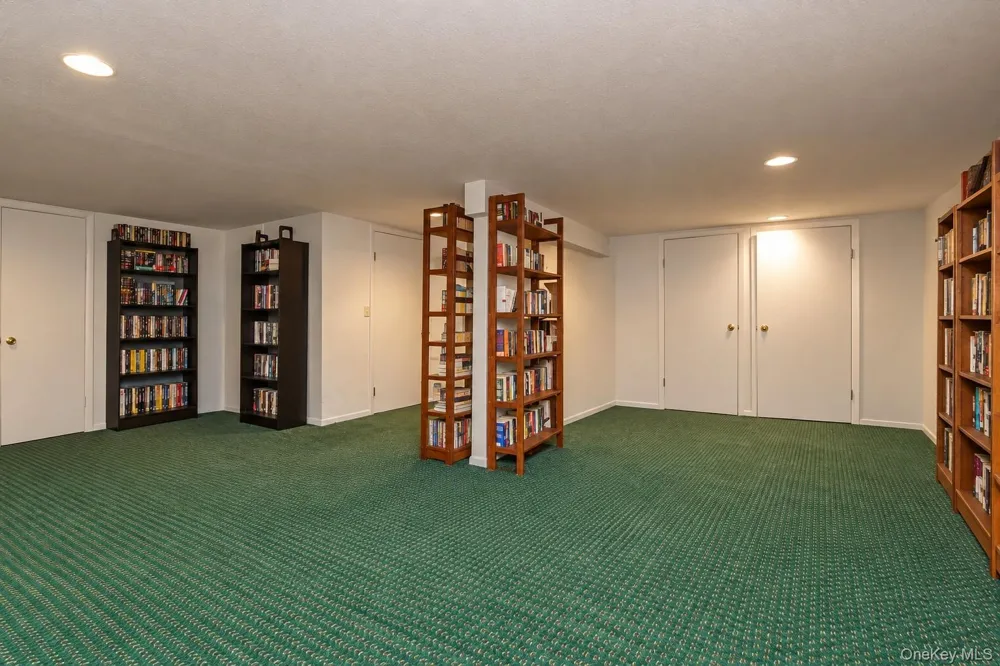 7 Wimbledon Drive Roslyn, NY 11576