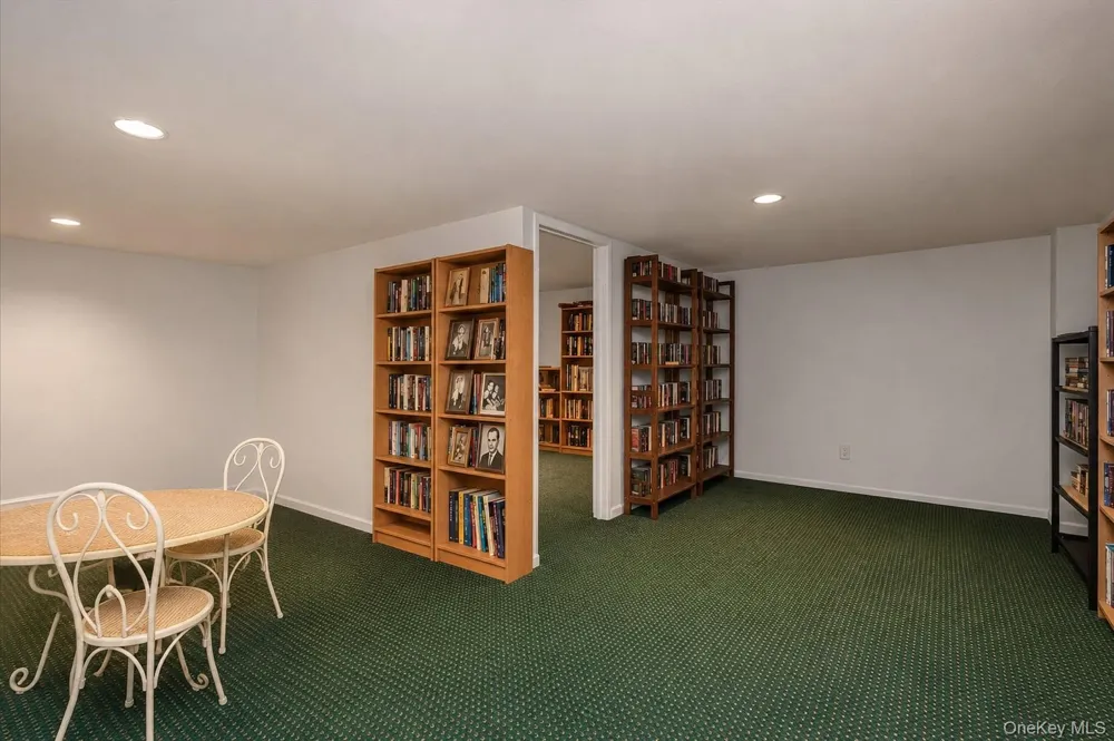 7 Wimbledon Drive Roslyn, NY 11576