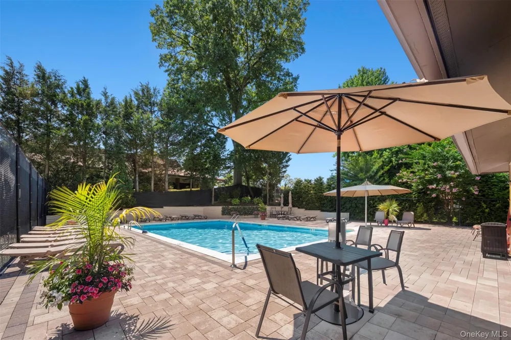 7 Wimbledon Drive Roslyn, NY 11576