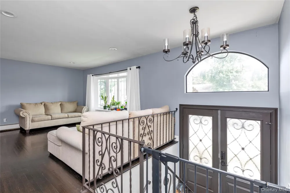 46 Valley Lane E Valley Stream, NY 11581