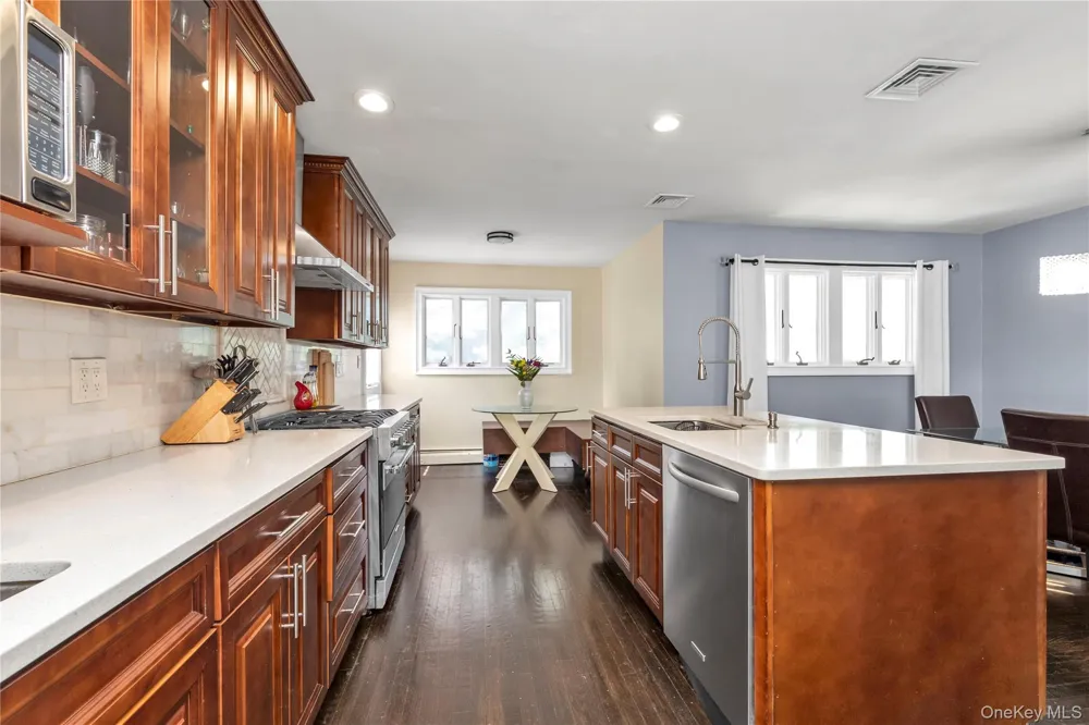46 Valley Lane E Valley Stream, NY 11581