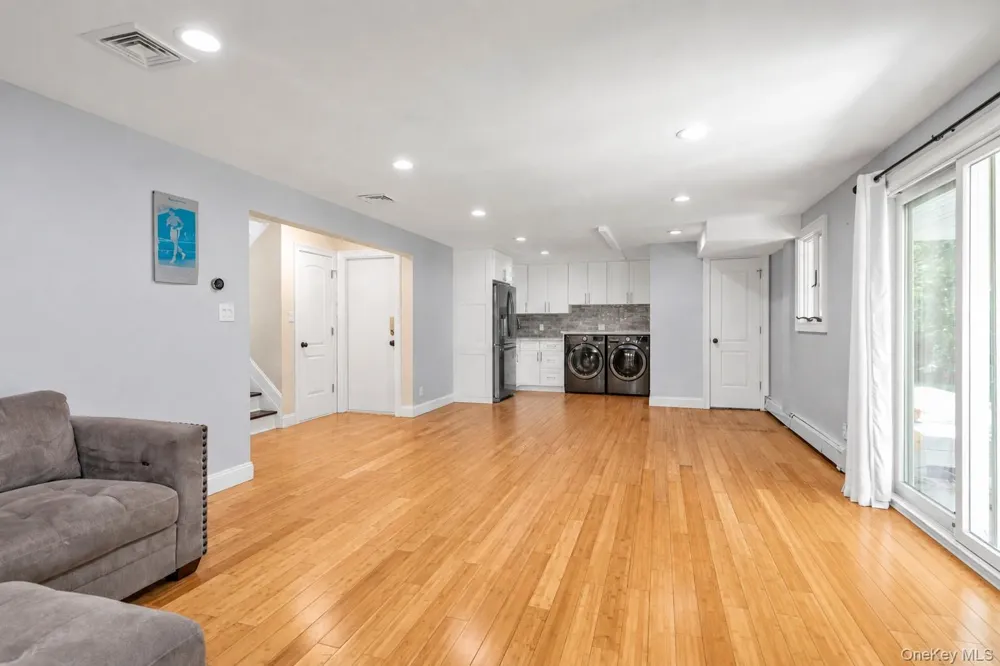 46 Valley Lane E Valley Stream, NY 11581