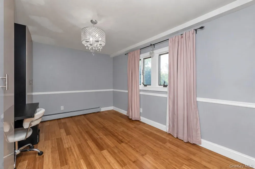 46 Valley Lane E Valley Stream, NY 11581