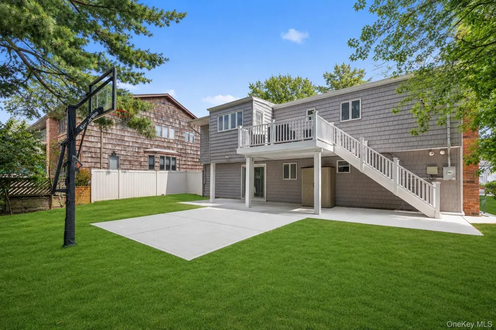 46 Valley Lane E Valley Stream, NY 11581