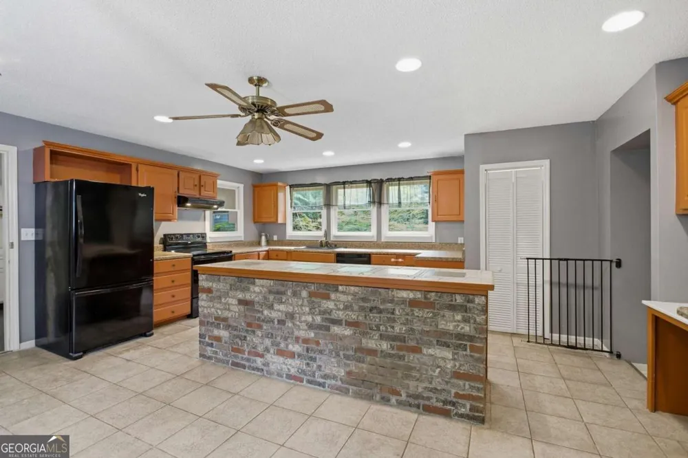 26 8th ST Emerson, GA 30137