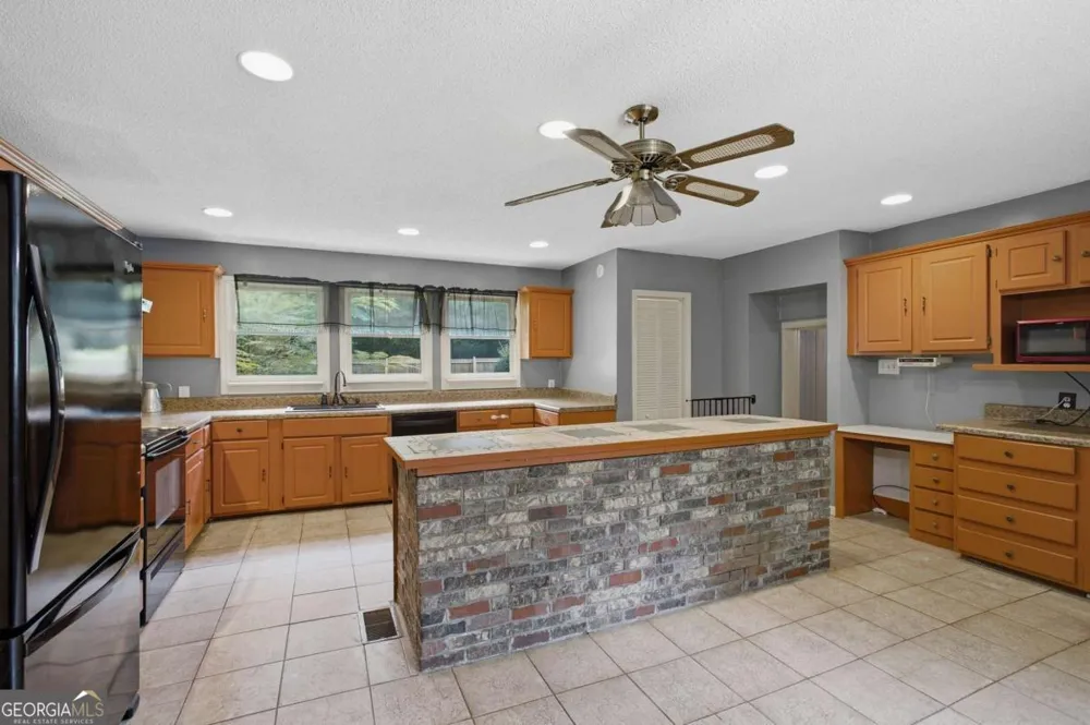 26 8th ST Emerson, GA 30137