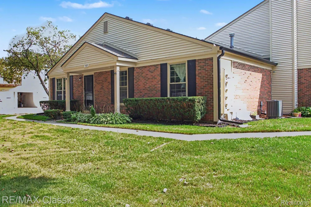 1489 Dover Hill Walled Lake City, MI 48390