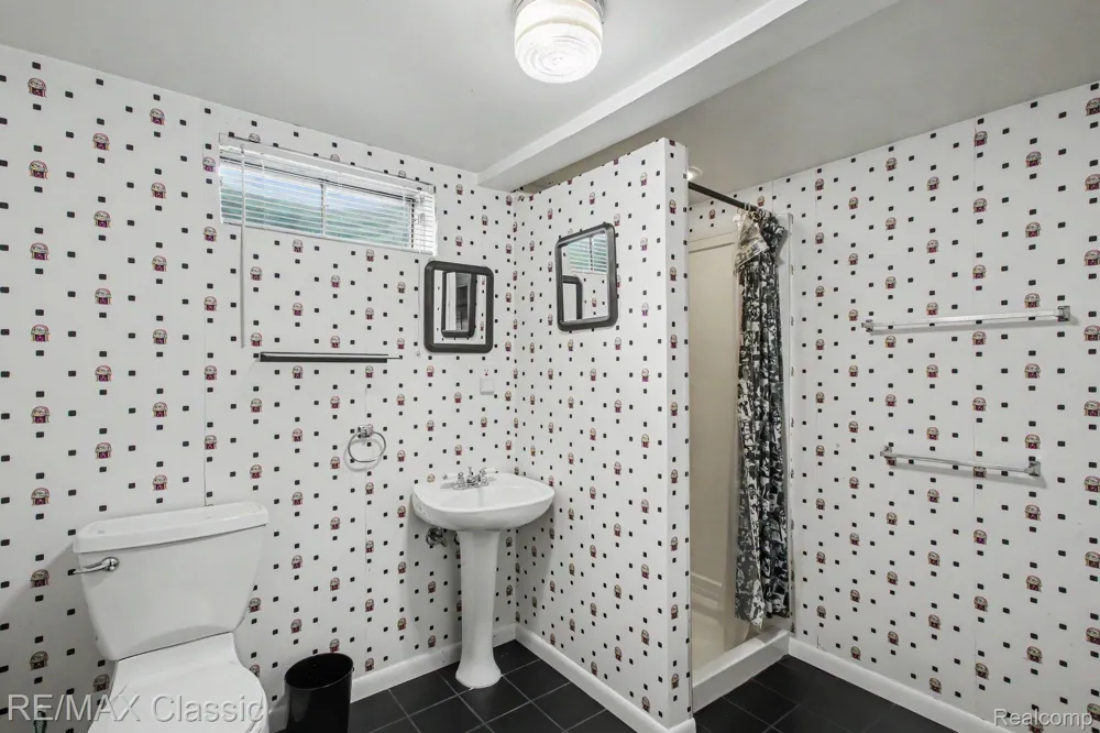 1489 Dover Hill Walled Lake City, MI 48390