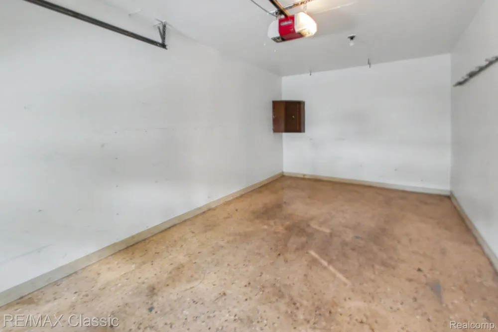 1489 Dover Hill Walled Lake City, MI 48390