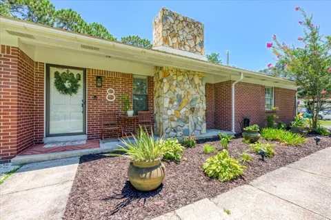 8 Longwood Drive
