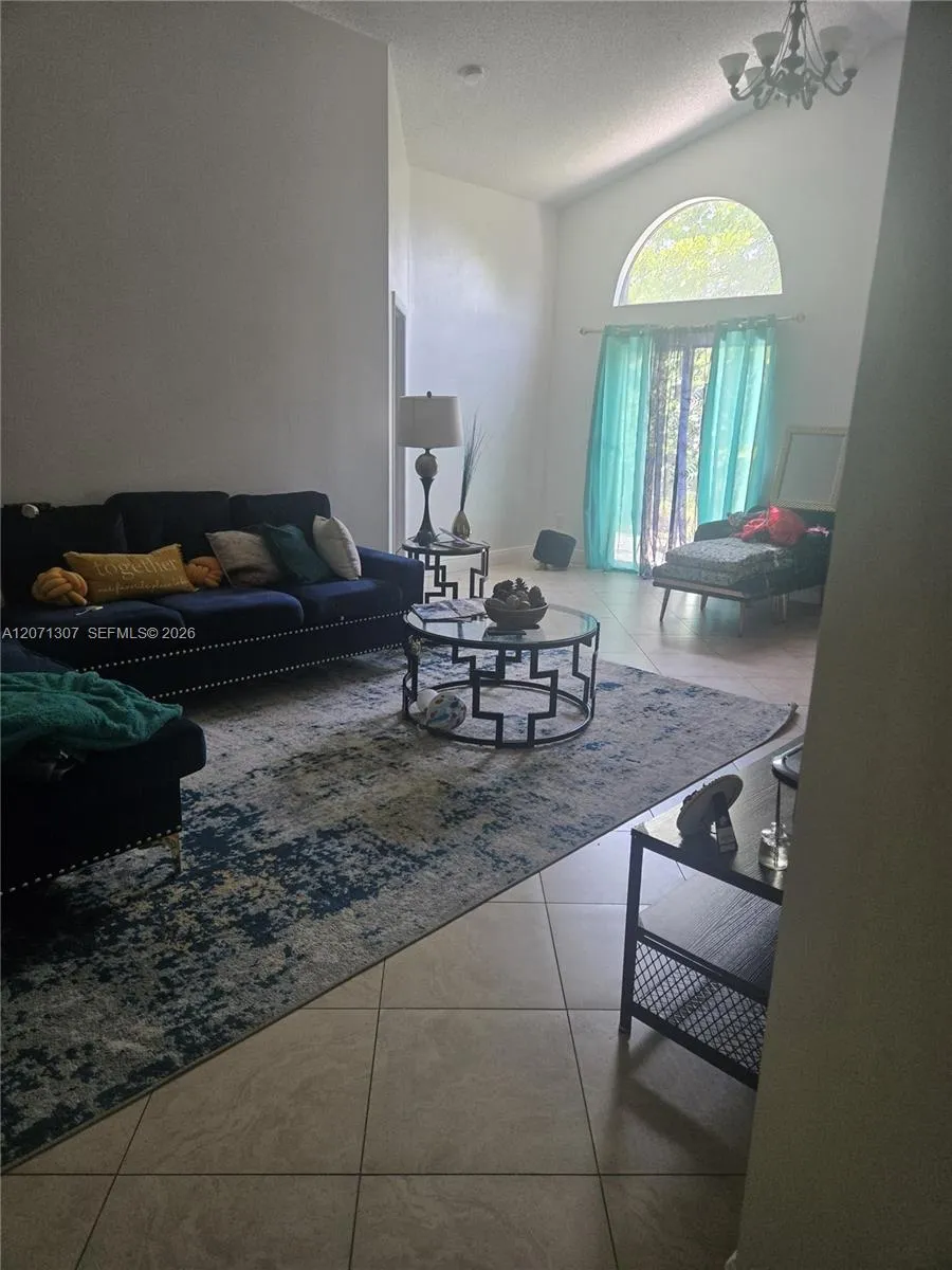 818 E Palm Run Dr North Lauderdale, FL 33068