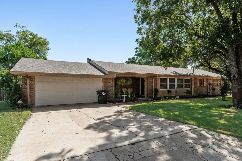 919 Surry Place Drive Cleburne, TX 76033
