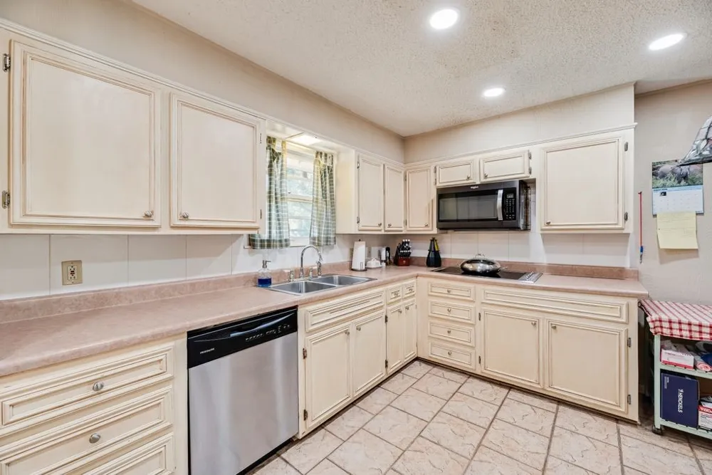 919 Surry Place Drive Cleburne, TX 76033