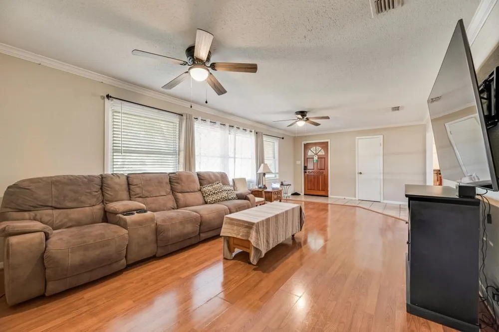 919 Surry Place Drive Cleburne, TX 76033