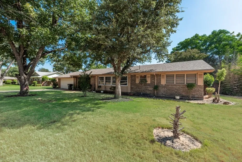 919 Surry Place Drive Cleburne, TX 76033