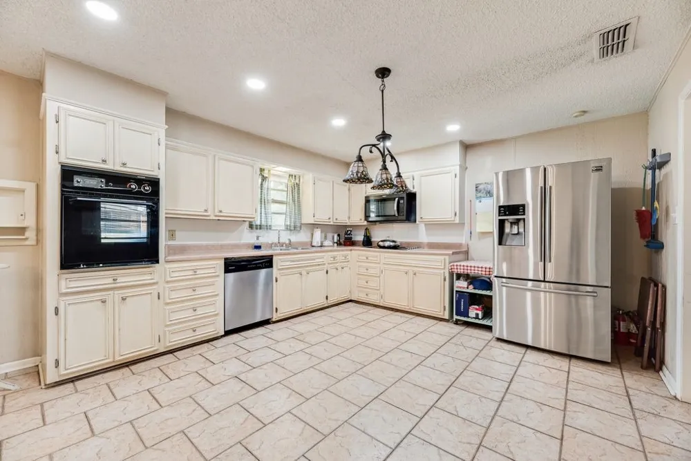 919 Surry Place Drive Cleburne, TX 76033
