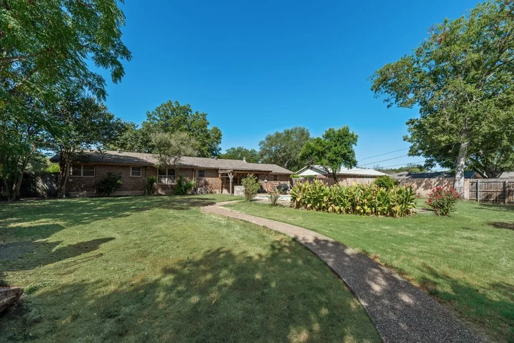 919 Surry Place Drive Cleburne, TX 76033