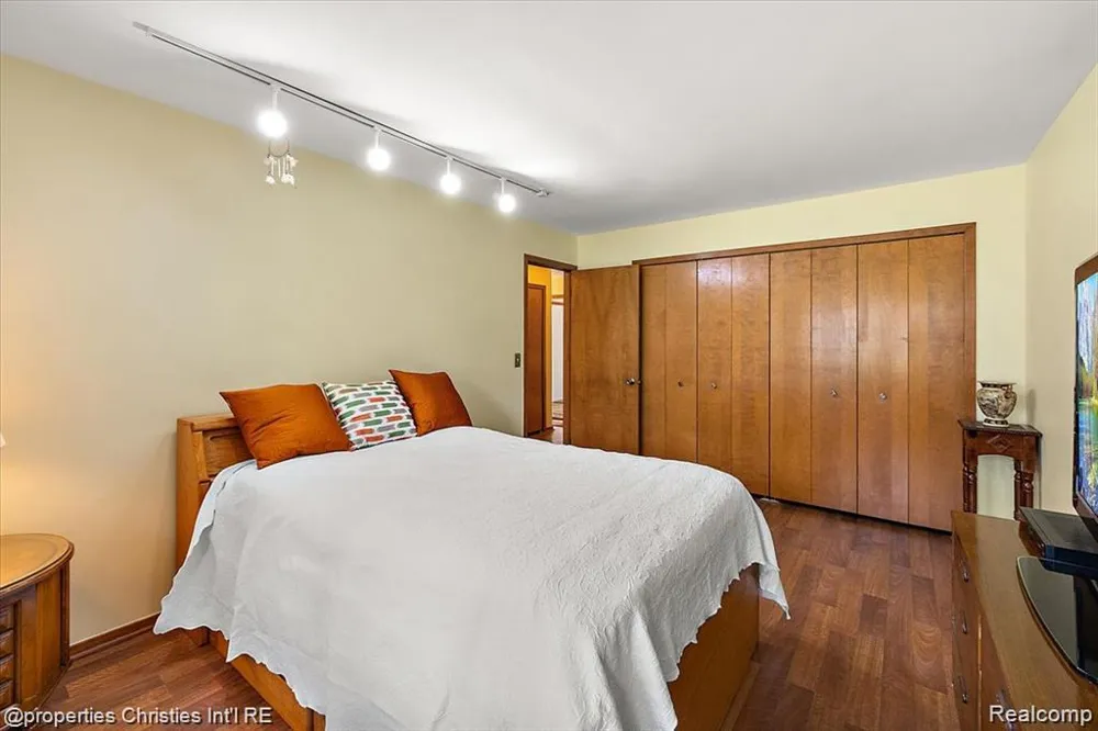 4566 Walden Drive Bloomfield Hills City, MI 48301