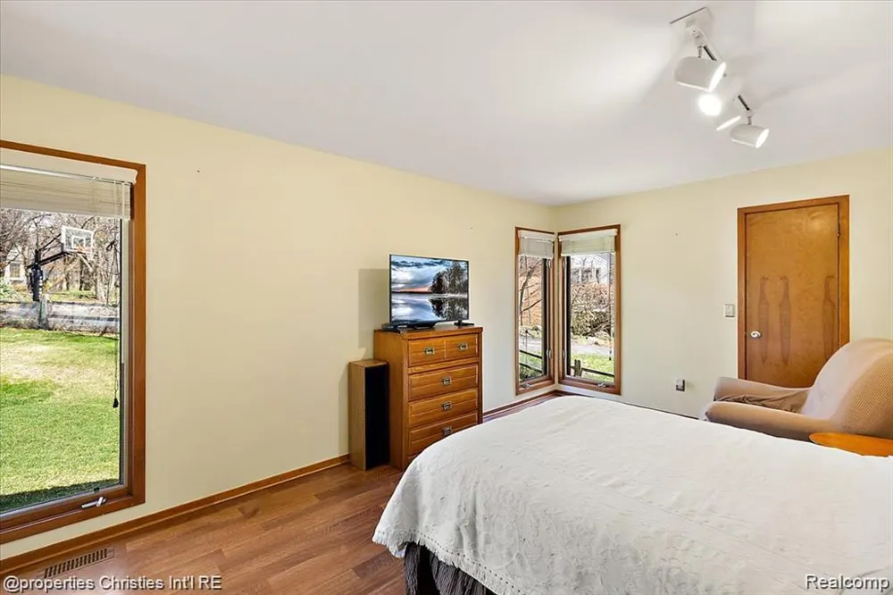 4566 Walden Drive Bloomfield Hills City, MI 48301