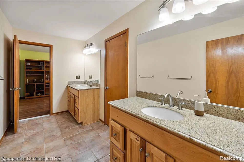 4566 Walden Drive Bloomfield Hills City, MI 48301