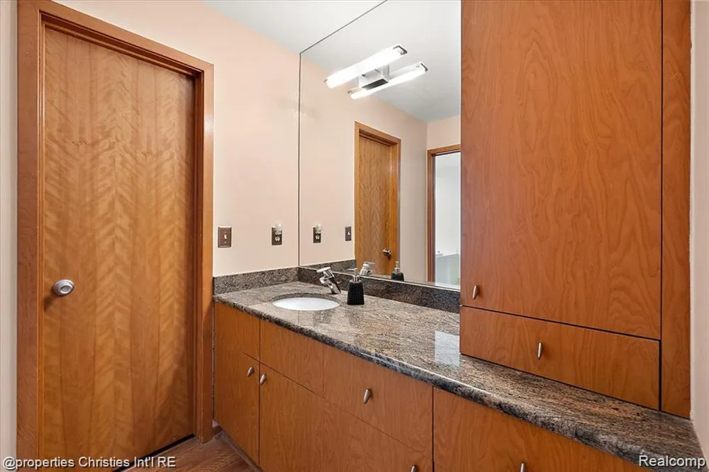 4566 Walden Drive Bloomfield Hills City, MI 48301