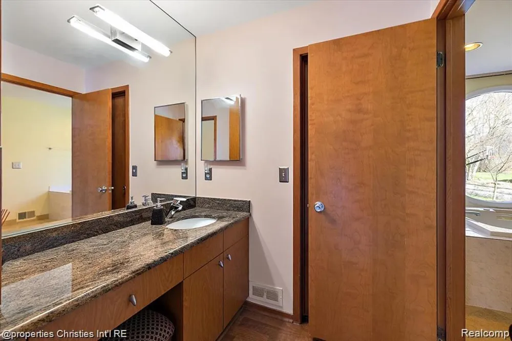 4566 Walden Drive Bloomfield Hills City, MI 48301