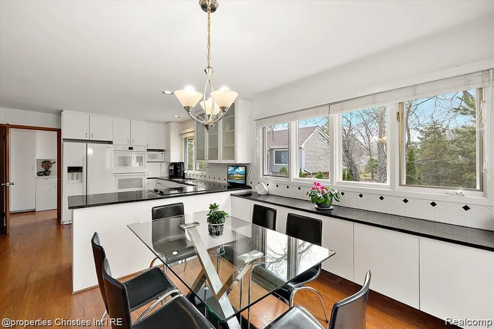 4566 Walden Drive Bloomfield Hills City, MI 48301