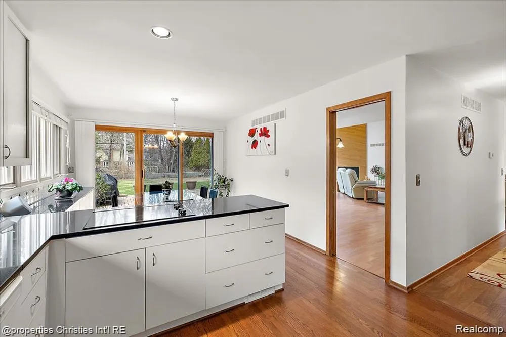 4566 Walden Drive Bloomfield Hills City, MI 48301