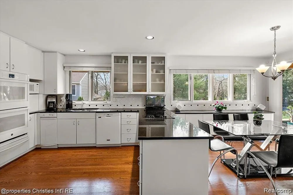 4566 Walden Drive Bloomfield Hills City, MI 48301