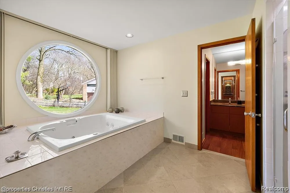 4566 Walden Drive Bloomfield Hills City, MI 48301