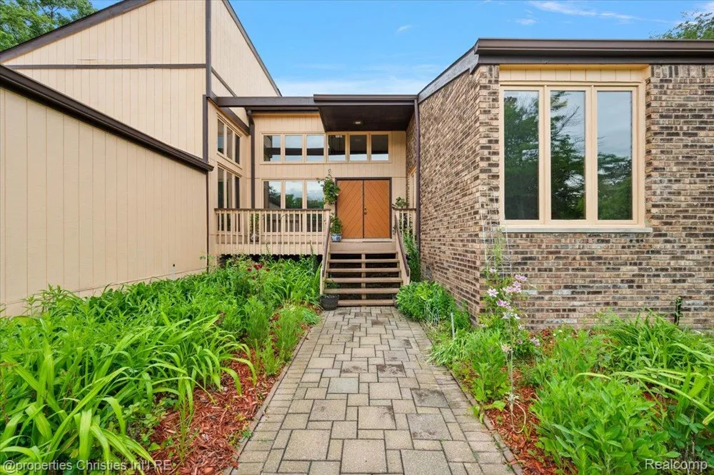 4566 Walden Drive Bloomfield Hills City, MI 48301