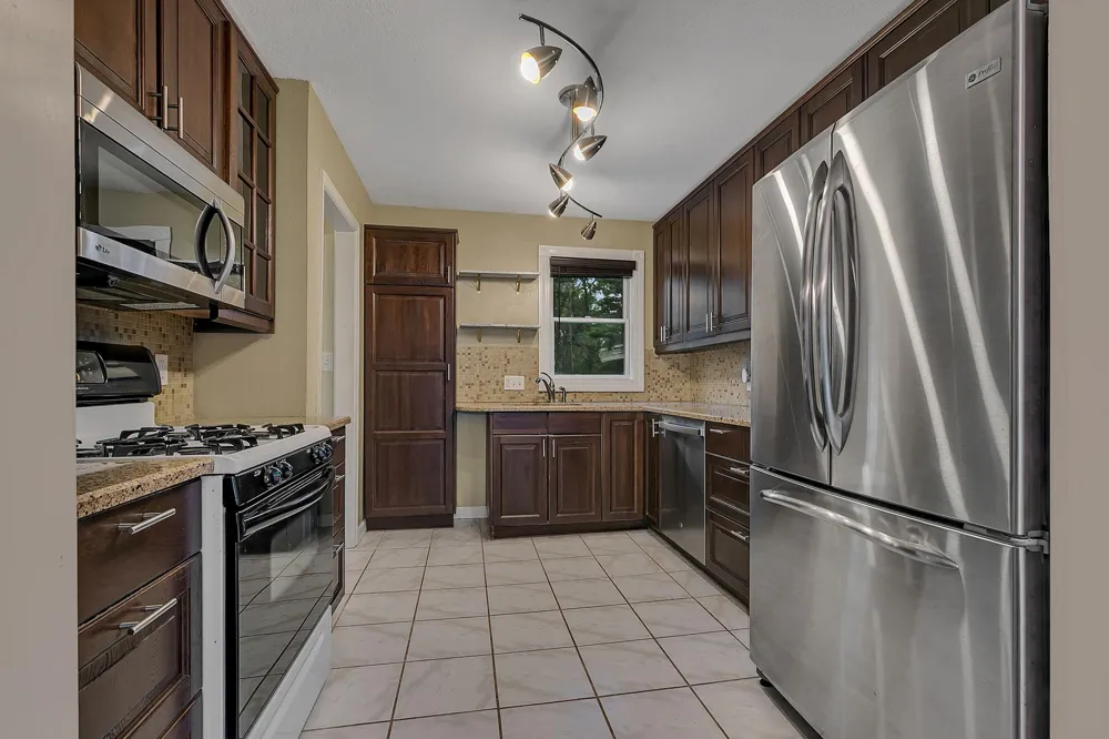 10206 Lakeview Drive W Minnetonka, MN 55305