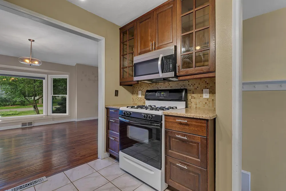 10206 Lakeview Drive W Minnetonka, MN 55305