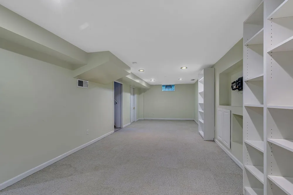 10206 Lakeview Drive W Minnetonka, MN 55305